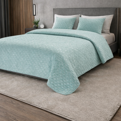 Cama de casal com roupa de cama azul claro e cabeceira cinza numa sala moderna