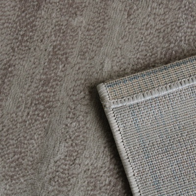 Tapete bege com textura macia e borda costurada