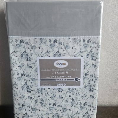 Conjunto de cama estampado floral em embalagem plástica