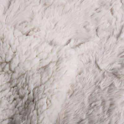 Têxtil branco com duas texturas diferentes de pelo sintético