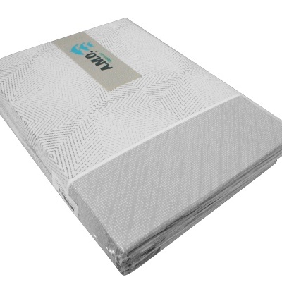 Conjunto de lençóis brancos com padrão geométrico embalados