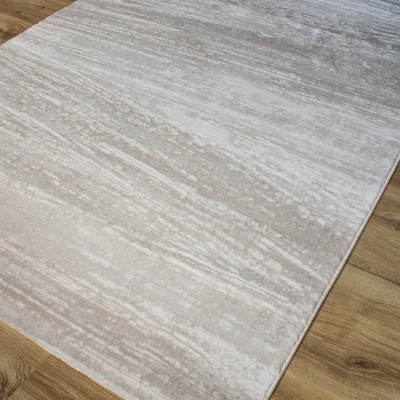 Tapete bege e cinza claro com padrão abstrato sobre chão de madeira