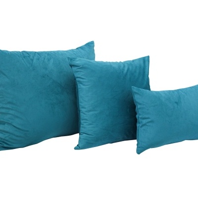 Três almofadas azuis de veludo sobre fundo branco