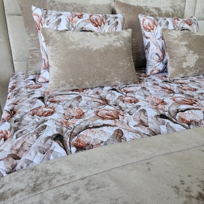 Conjunto de cama com colcha floral e almofadas aveludadas castanhas