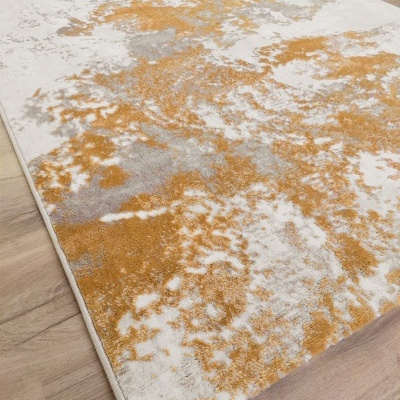 Tapete texturado abstrato branco, bege e dourado sobre chão de madeira