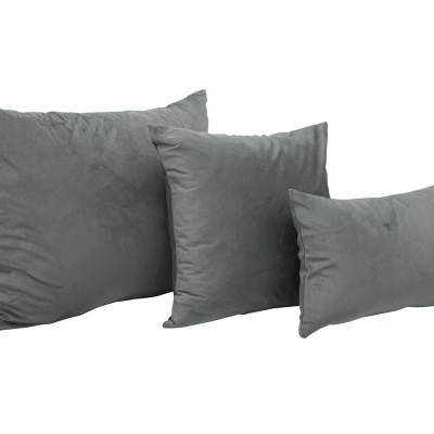 Três almofadas cinzas de diferentes tamanhos em fundo branco