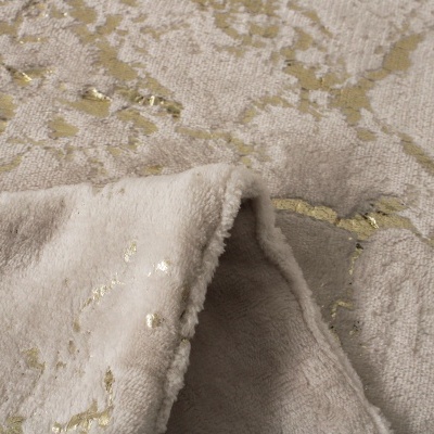 Tapete creme com padrão dourado abstrato e textura felpuda