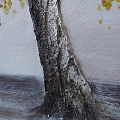 Pormenor de pintura texturada com tronco de árvore e folhas amarelas