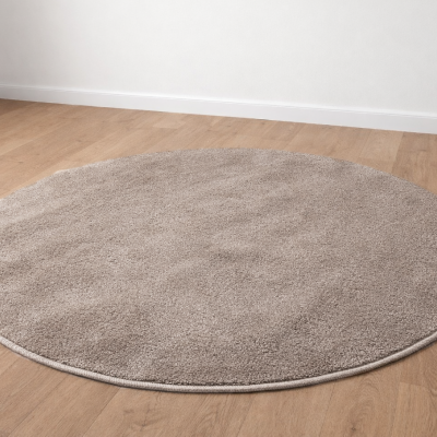 Tapete redondo cinza claro felpudo sobre piso madeira clara