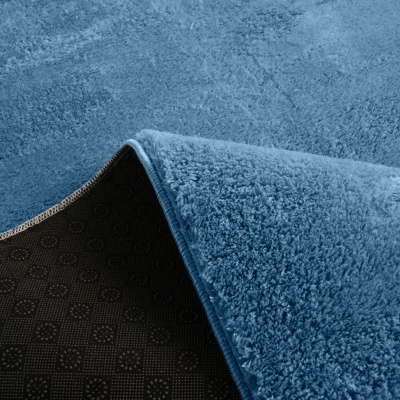 Tapete azul com base antiderrapante preta.