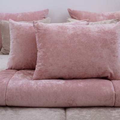 Almofadas e colcha cor rosa claro e bege aveludadas