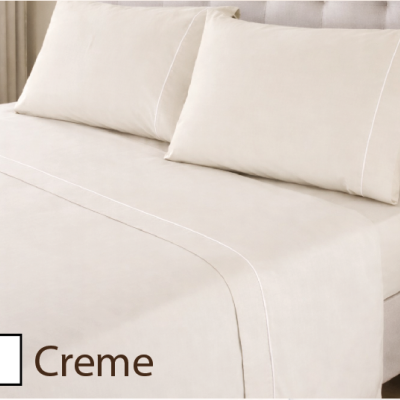 Conjunto de roupa de cama creme com costura branca numa cama estofada beige