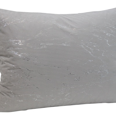 Almofada retangular cinzenta clara com textura às riscas e brilho