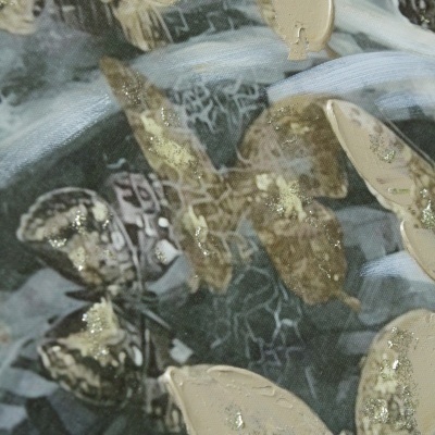 Tela decorativa com padrão de borboletas e folhas texturizadas em tons cinza e dourado