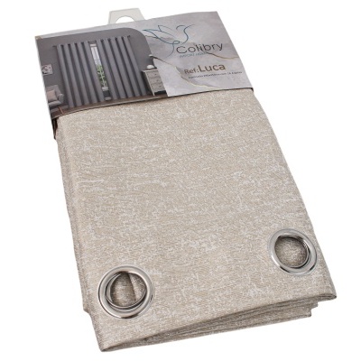 Cortina bege com ilhós de metal e etiqueta da marca Colibry by Luca