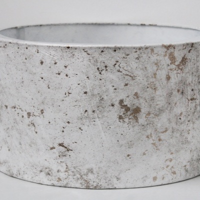 Vaso cilíndrico de concreto branco com manchas envelhecidas