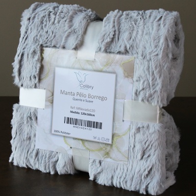 Manta cinzenta de pelo sintético embalada com etiqueta informativa