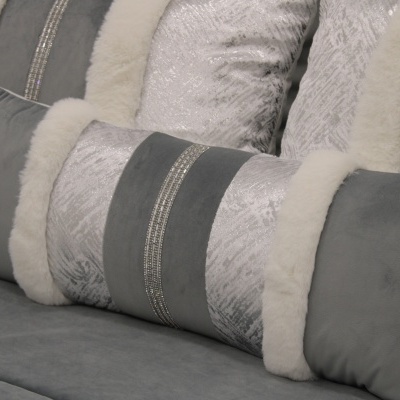 Almofadas decorativas cinza com faixas prateadas e bordas felpudas brancas