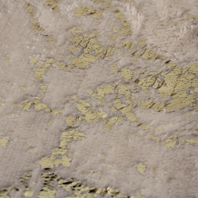 Tecido de veludo cinza claro com padrão dourado metálico irregular