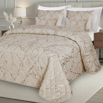 Conjunto de cama bege claro com padrão marmoreado dourado acolchoado em quarto elegante