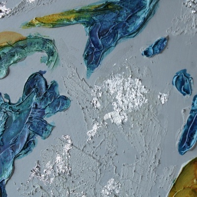 Detalhe de pintura abstrata com textura em azul, verde, amarelo e dourado sobre fundo cinzento.