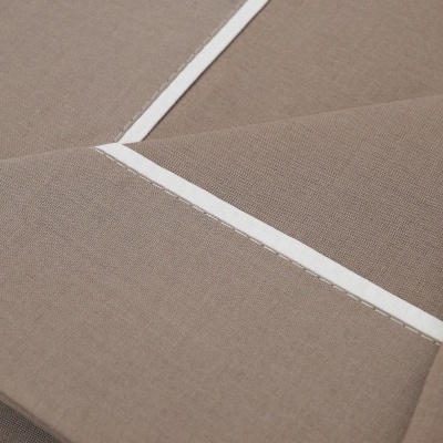 tecido castanho claro com linha de costura branca