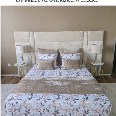 Colcha floral bege e castanha com almofadas castanhas e cabeceira creme num quarto com parede castanha