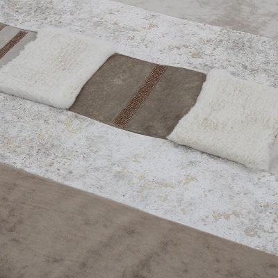 Colcha para cama com padrão às riscas horizontais em castanho, bege e branco