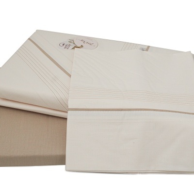 Conjunto de roupa de cama bege e creme com riscas discretas