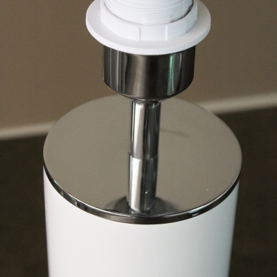 Base de candeeiro de mesa branca e cromada com encaixe para lâmpada