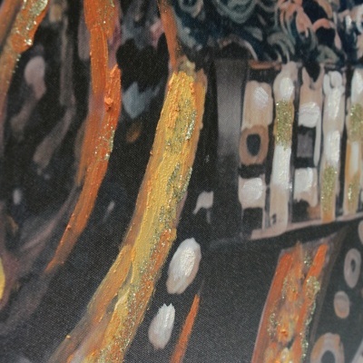 Pintura abstrata com círculos e linhas em tons laranja, dourado e branco