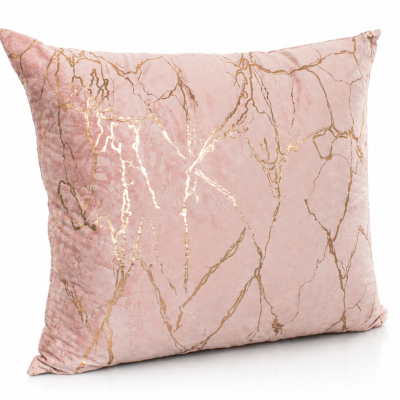 Almofada decorativa rosa com padrão dourado