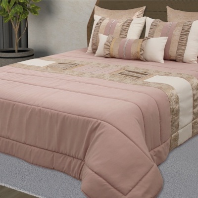 Conjunto de cama com edredão rosa e almofadas decorativas em tons neutros