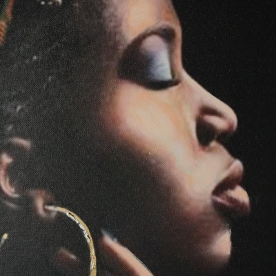 Retrato de perfil de mulher negra com maquilhagem azul e brinco dourado