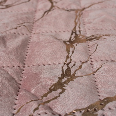 Tecido acolchoado rosa claro com manchas castanhas douradas