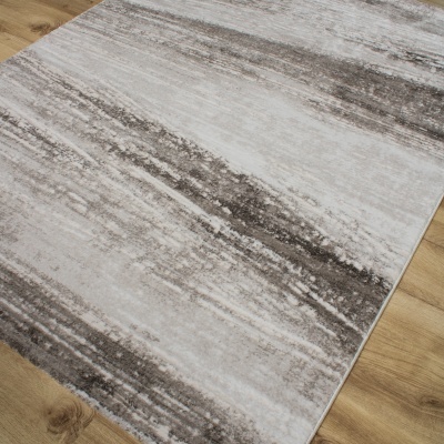 Tapete cinza bege abstrato sobre chão de madeira clara