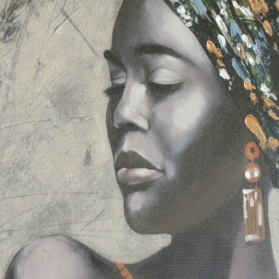Retrato artístico de mulher africana com lenço floral e brincos