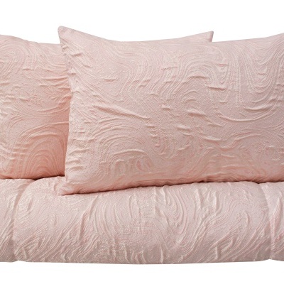 Conjunto de ropa de cama rosa claro con patrón texturizado