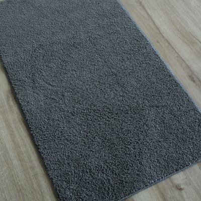 tapete cinzento de pelo alto sobre chão de madeira