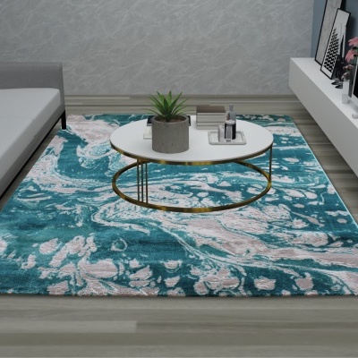 Tapete azul turquesa com padrão abstrato numa sala moderna com sofá cinza e mesa de centro redonda.