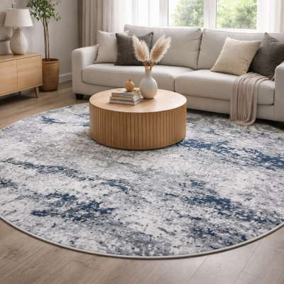 Tapete redondo cinza e azul em sala com mesa de madeira, sofá cinza e almofadas