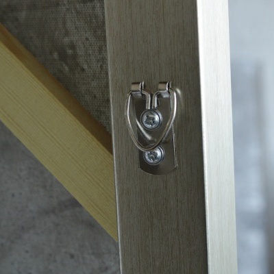 Suporte metálico prateado fixado em madeira clara