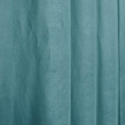 Cortina azul turquesa aveludada em dobras verticais