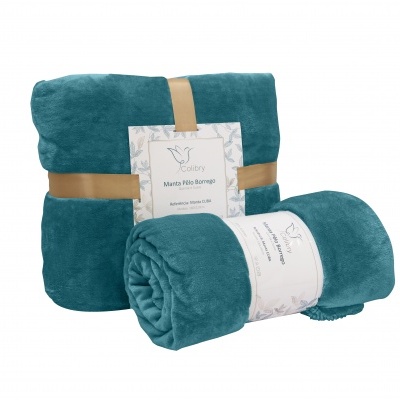 duas mantas turquesa de pelo barrego com etiquetas da marca Cobry