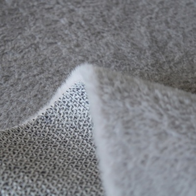 Tapete felpudo cinza claro com base antiderrapante cinza preta