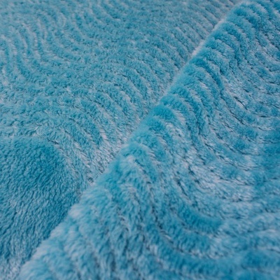 Tecido azul felpudo com padrão ondulado