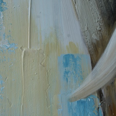 Quadro abstrato com texturas espessas e cores branca, bege, azul e castanha.