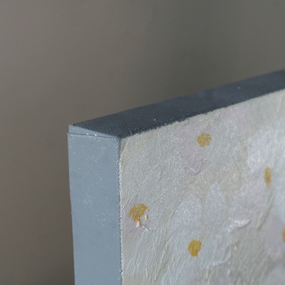 Tela pintada com flores brancas e detalhes amarelos