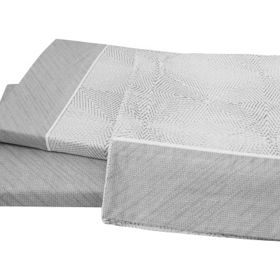 Conjunto de roupa de cama cinza com padrão geométrico branco