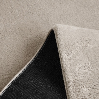 Tapete cinza claro com verso preto antiderrapante